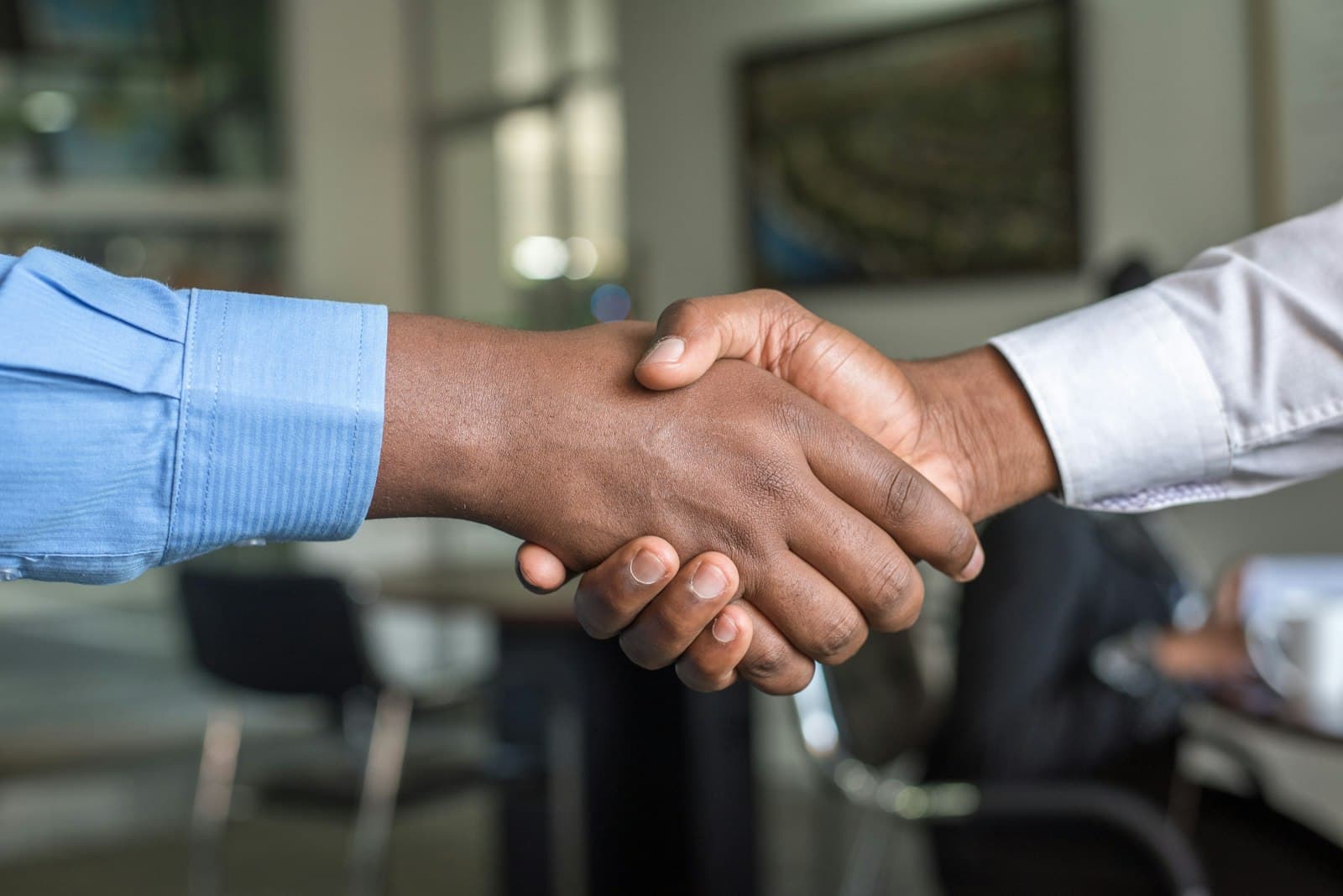 Geschäftspartner beim Handschlag